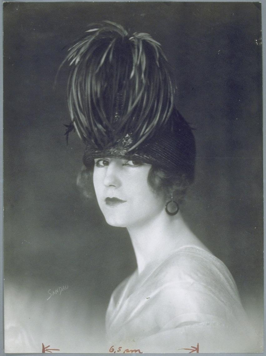 Frau mit Hut von Herrmann Gerson