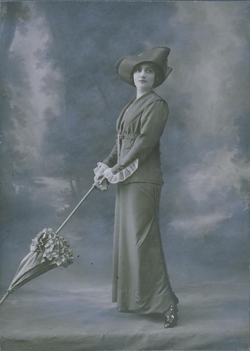 Frau in Jacke und Rock mit Hut von Agnès