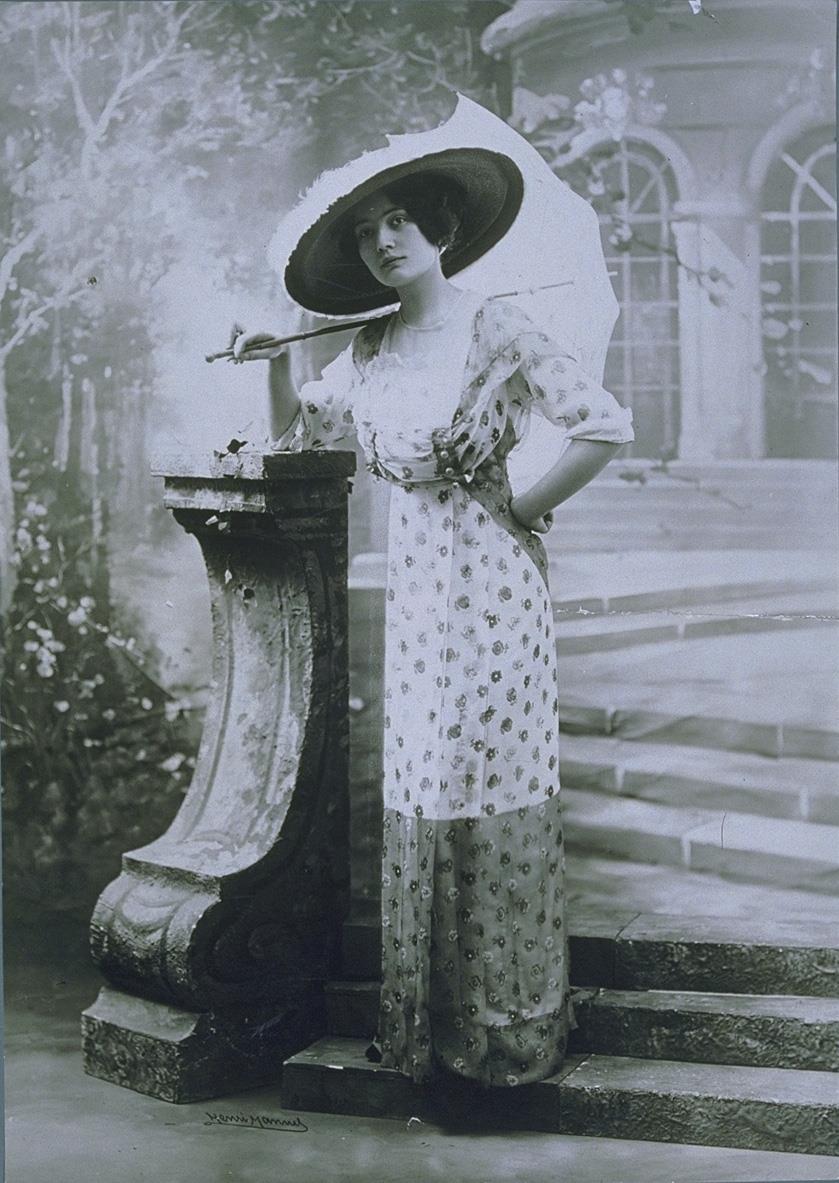 Frau in Kleid von Maria
