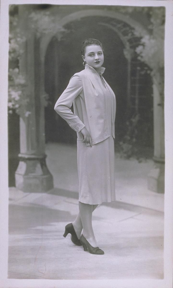 Frau in Kleid von Janinè