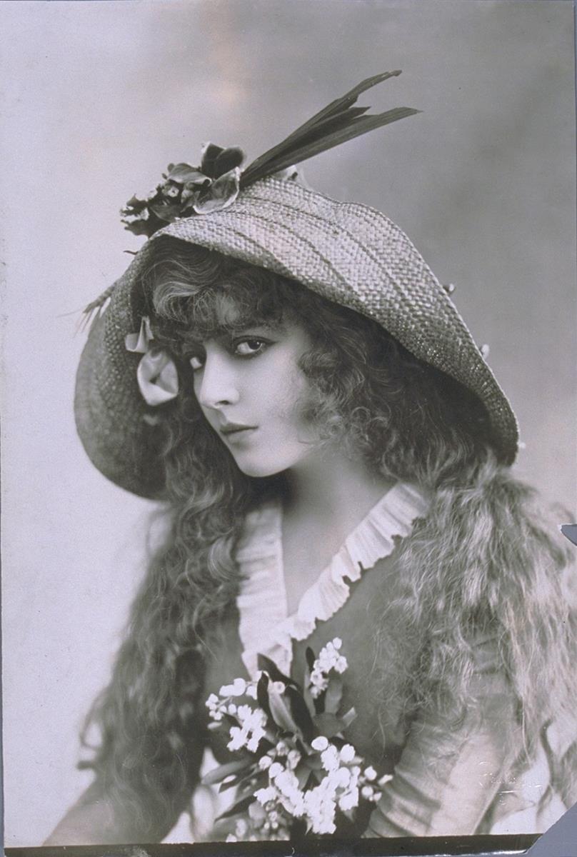 Geneviève Lantelme im Film La Gamine mit einem Hut von Maison Suzanne Weiß