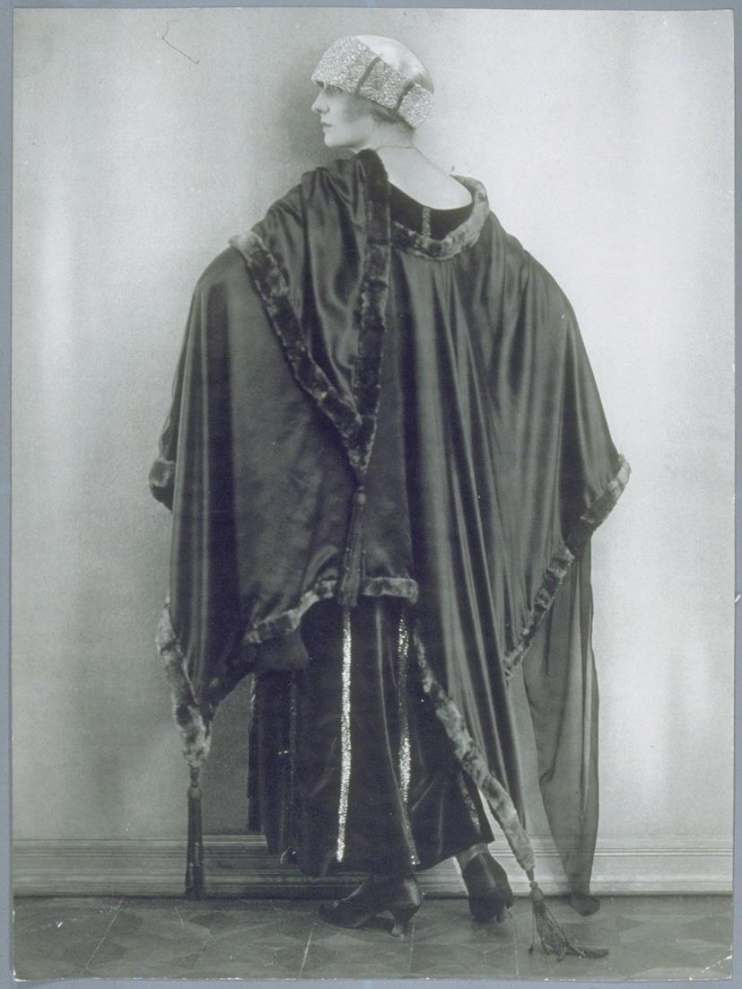 Frau in Kleid und Cape von Gerson-Prager Hausdorff