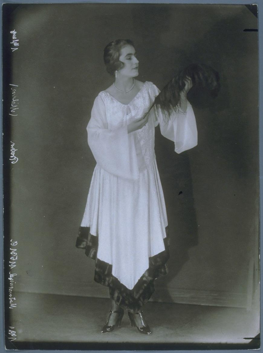 Anni Malowa in Kleid von Modellhaus Max Becker