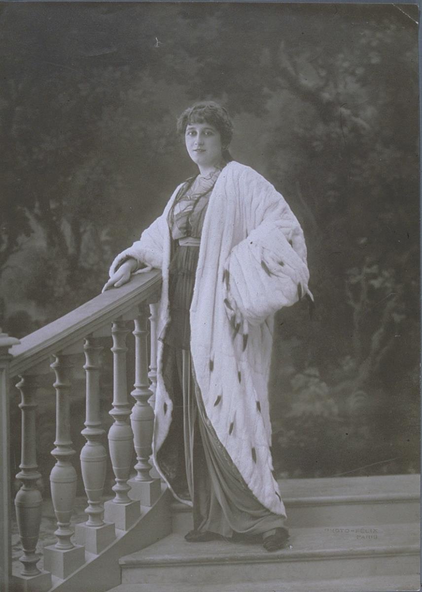 Mademoiselle Rogier in Kleid und Hermelinmantel