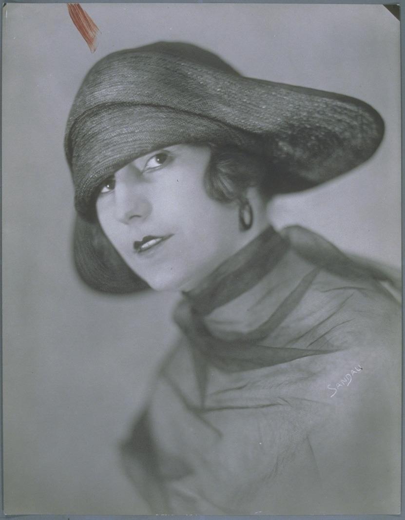 Anni Malowa mit Hut von Elisabeth Krafft