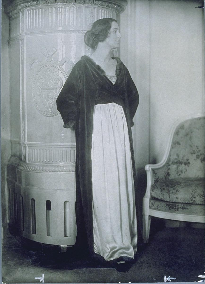 Else Heims in Kleid und Mantel