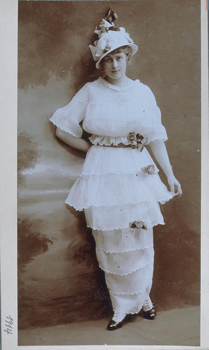 Frau in Kleid