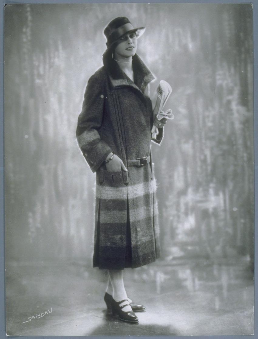 Frau in Reisemantel von Modellhaus Max Becker und Hut von Paula Schwarz