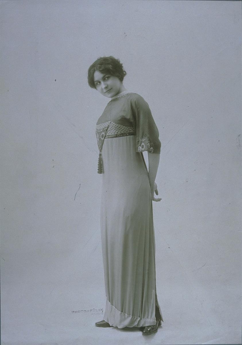 Frau in Kleid von Boué Soeurs