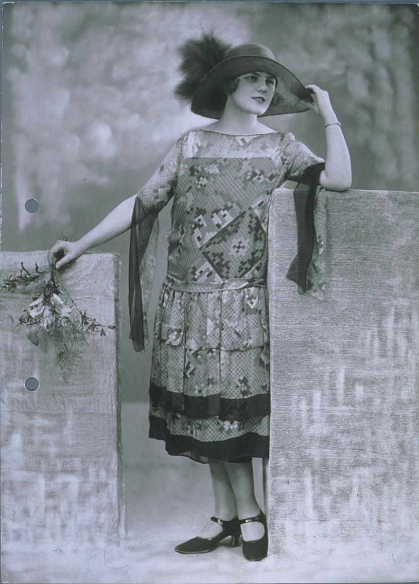 Frau in Kleid von Eugen Mossner
