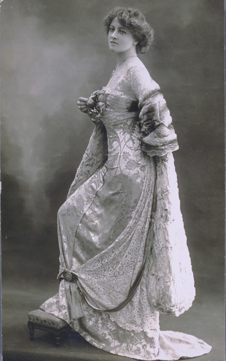 Frau in Kleid