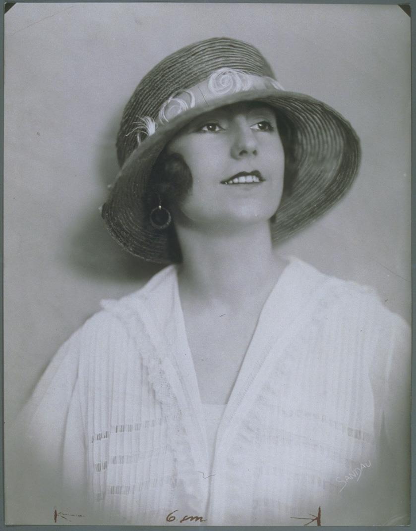 Anni Malowa mit Hut von M. Gerstel