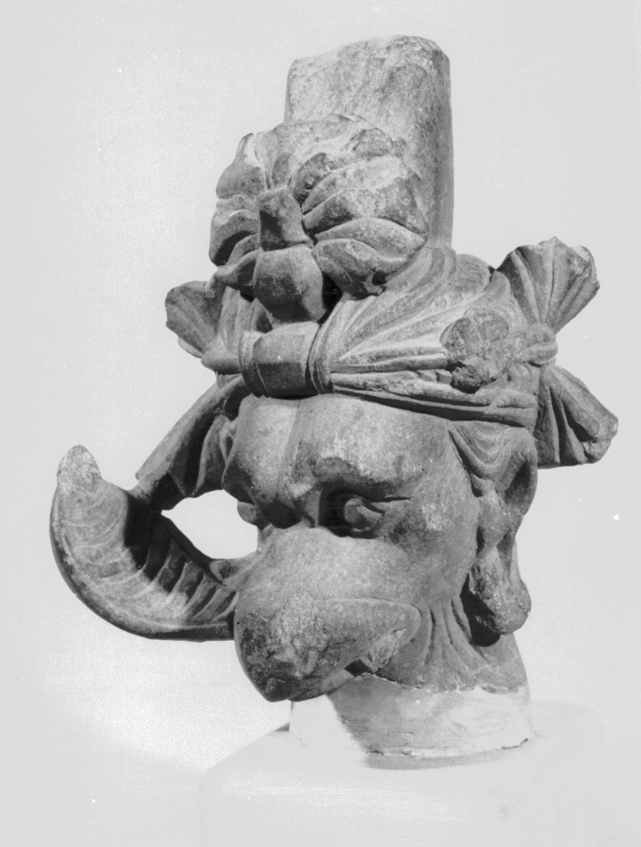 Kopf des mythischen Vogels Garuda mit Schlange (Naga) im Schnabel (Fragment)