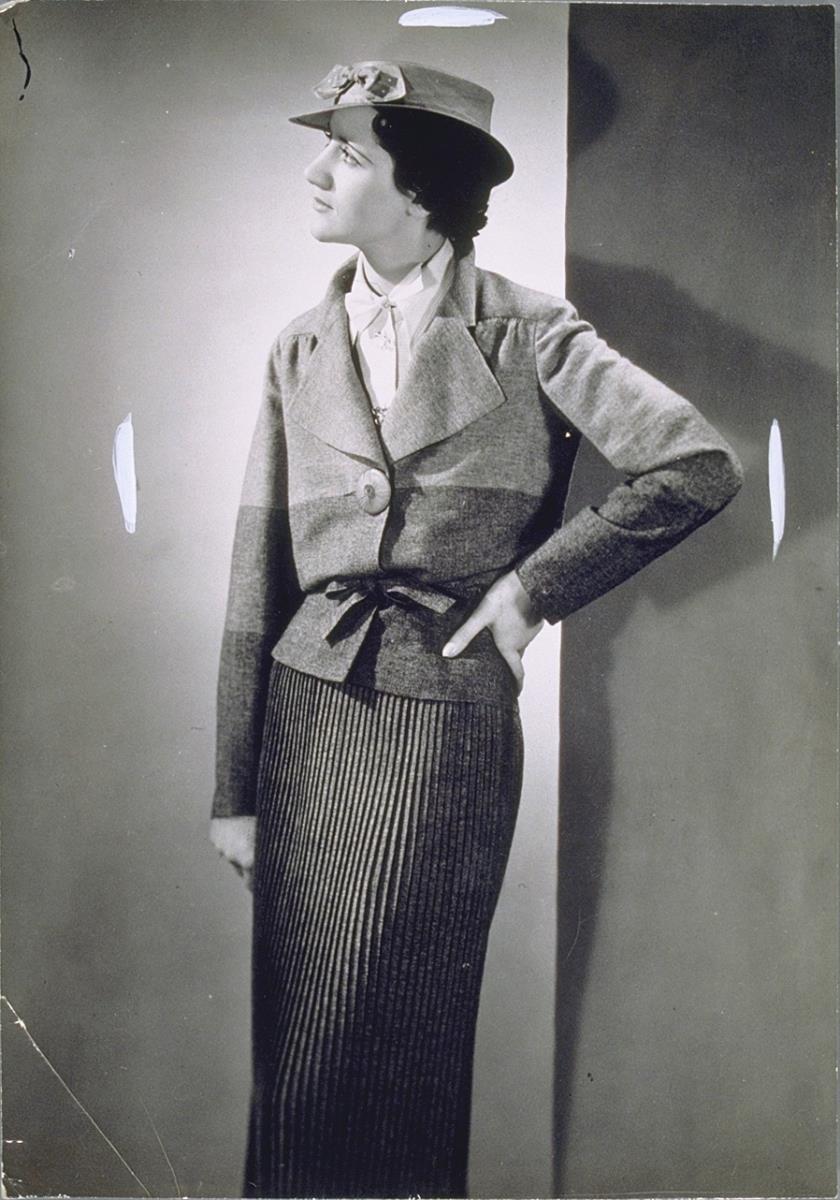 Frau in Jacke und Rock von Bruyère