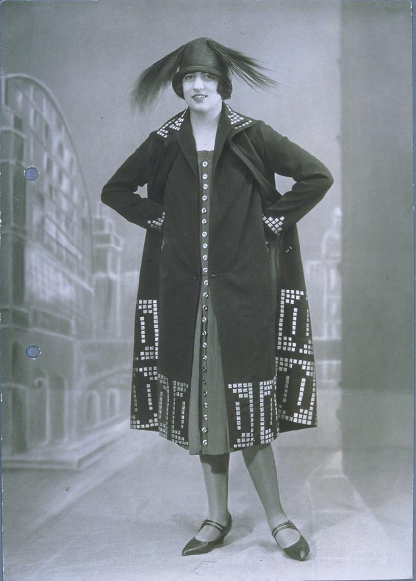 Frau in Kleid, Weste und Mantel von Salomonski und Puffeles, Hut von Clara Kluge