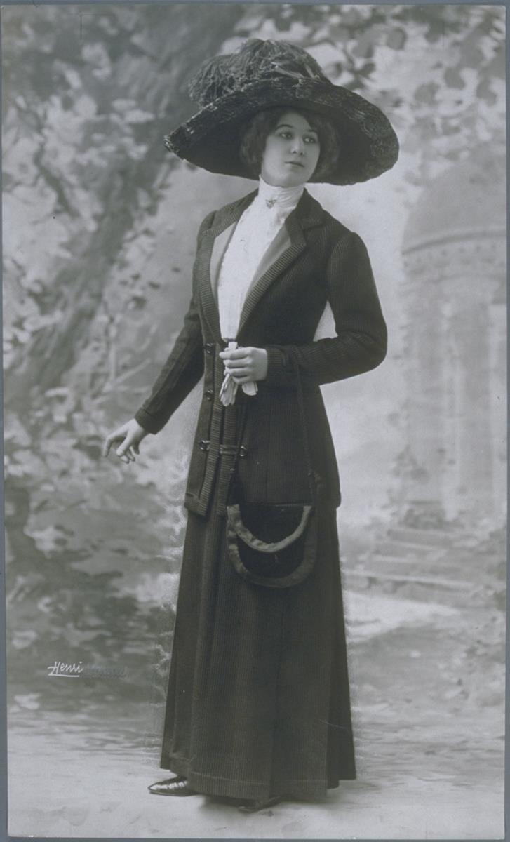 Frau in Bluse, Jacke und Rock von Ernest Raudnitz