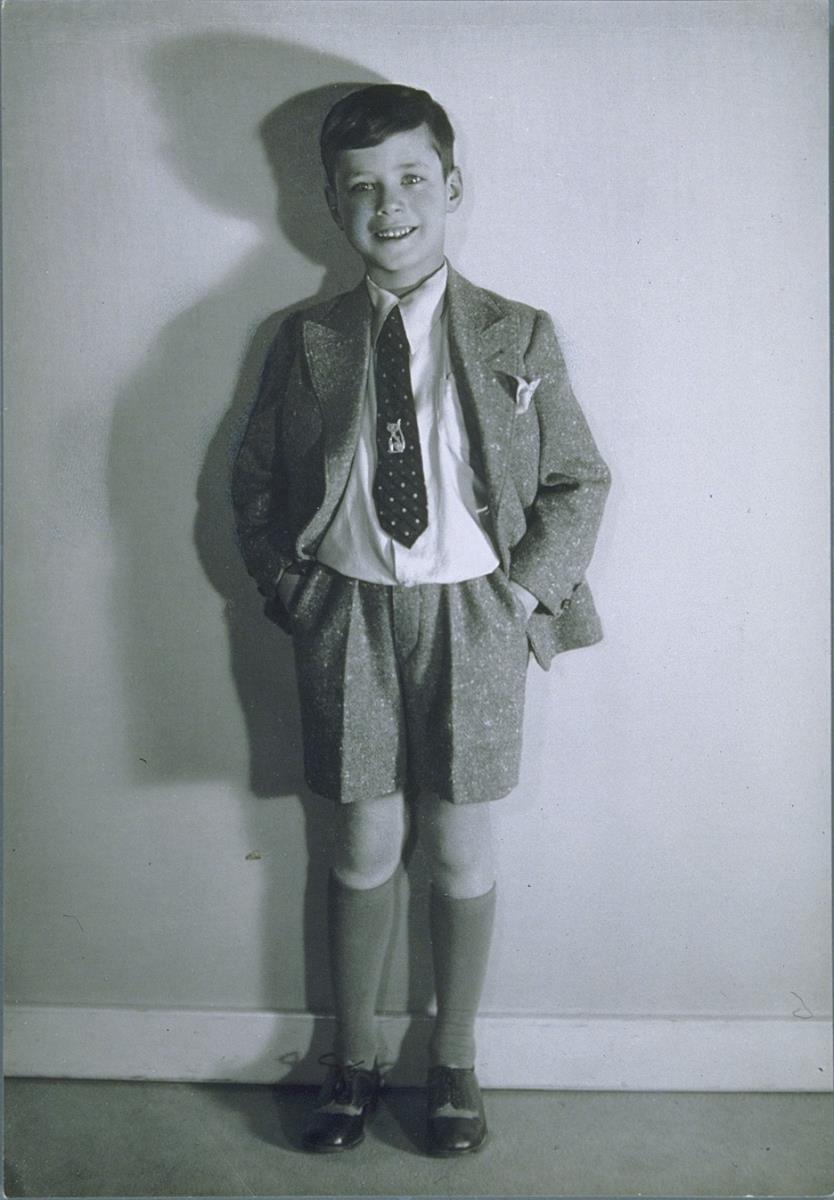 Junge in Jacket und kurzer Hose