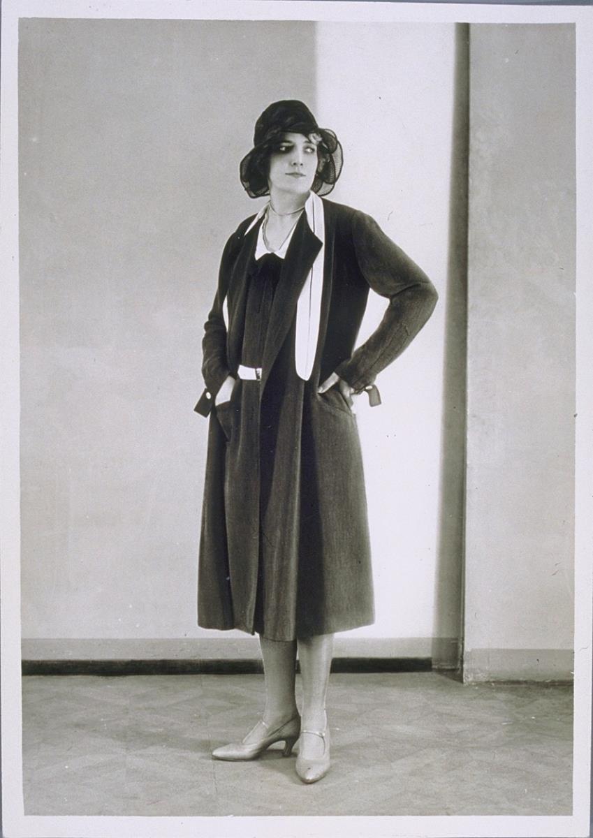 Frau in Kleid und Mantel von Hertzog