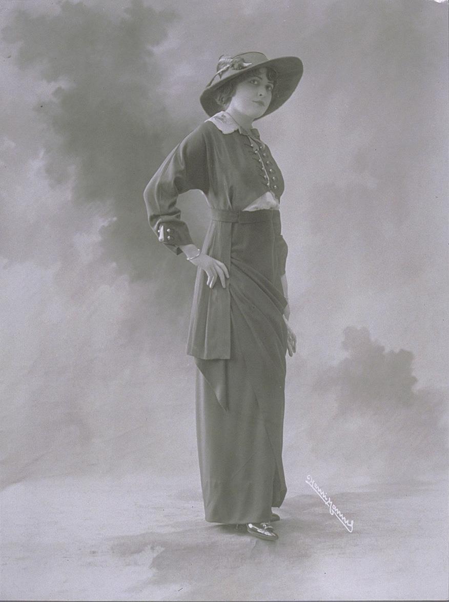 Frau in Kleid von Martial et Armand
