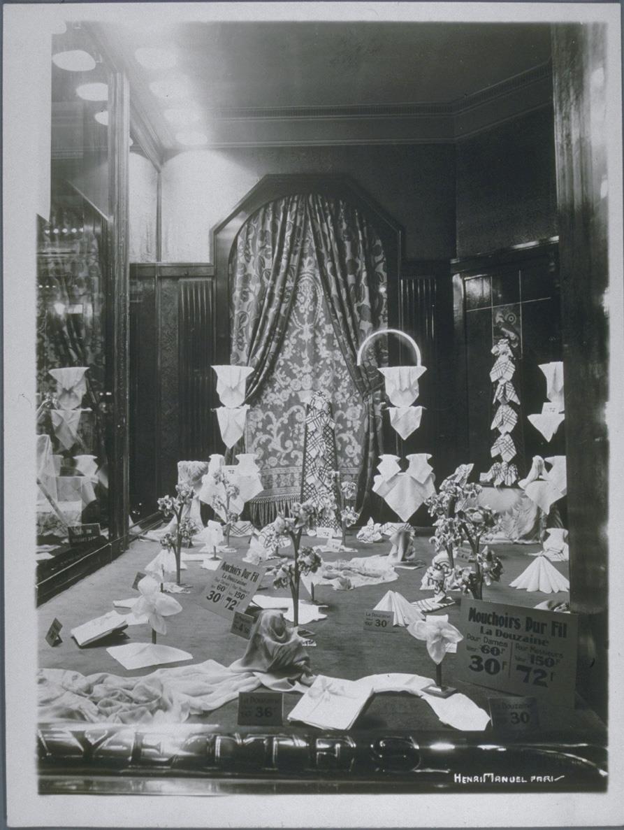 Schaufensterdekoration mit Taschentüchern, Maison de Blanc