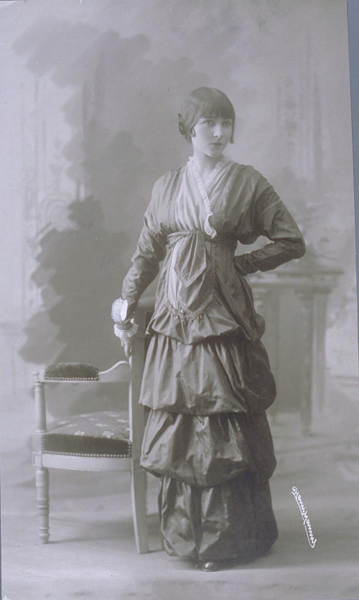 Frau in Kleid von André Groult