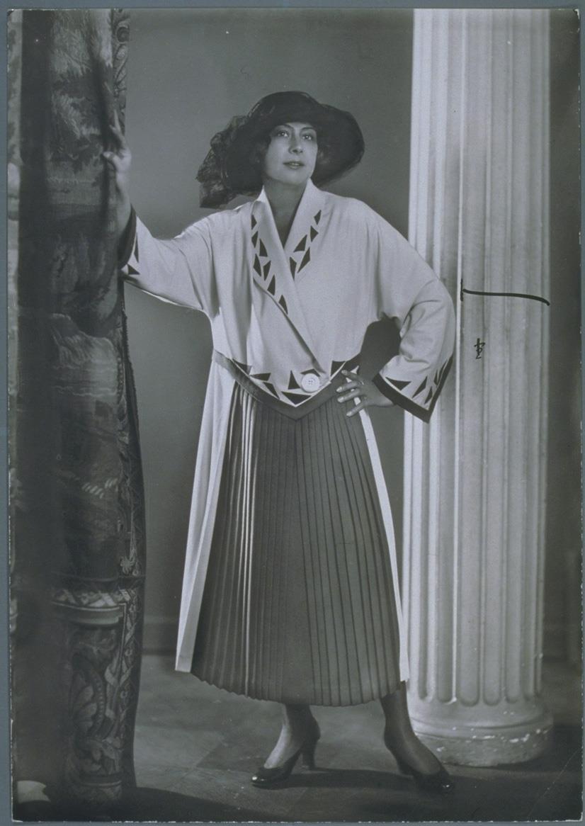 Esther Carena in Mantel von Modellhaus Max Becker