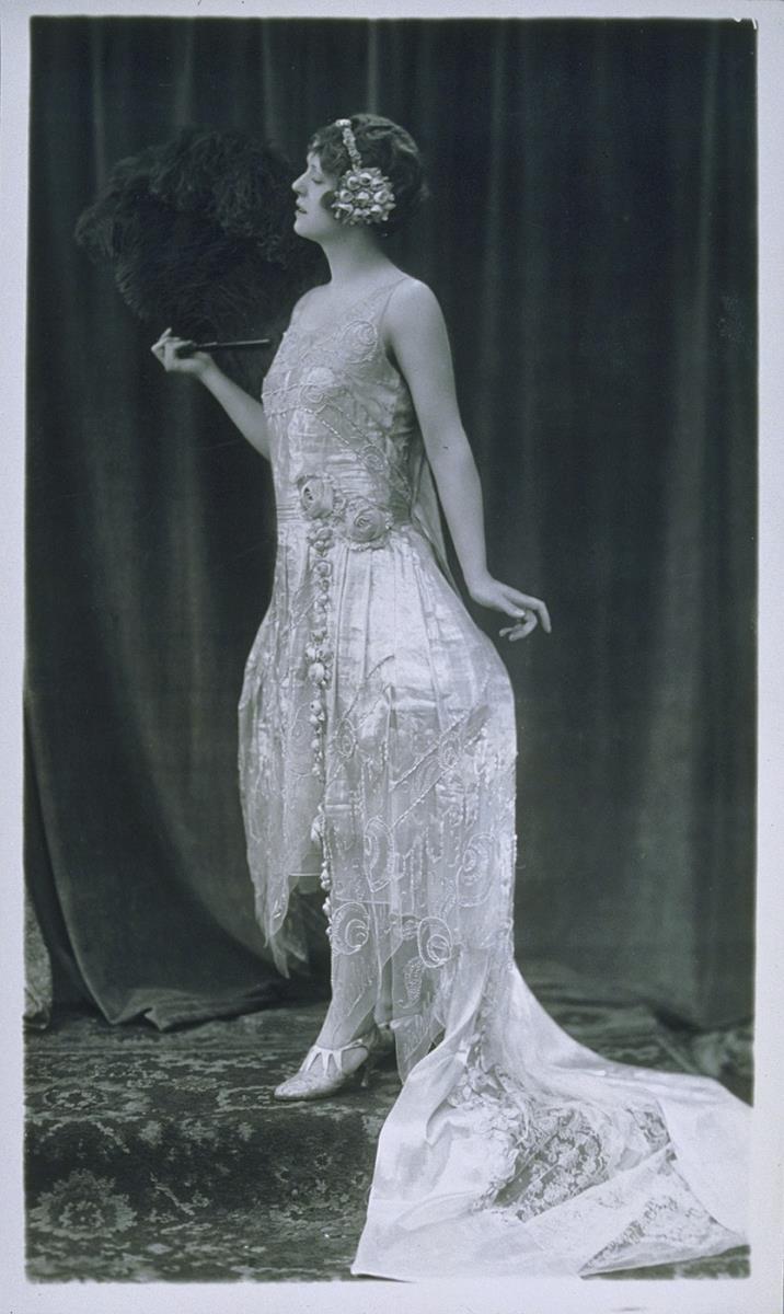 Frau in Kleid mit Schleppe von Boué Soeurs