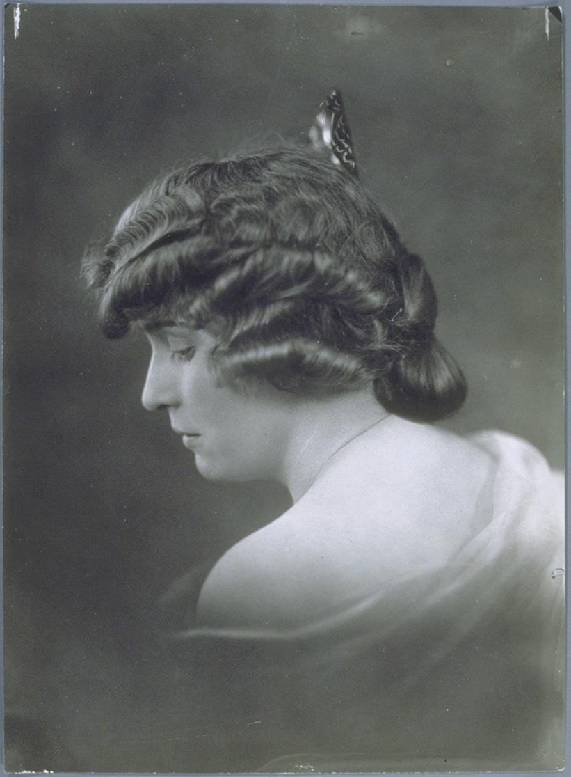 Frau mit Frisur von Winzer
