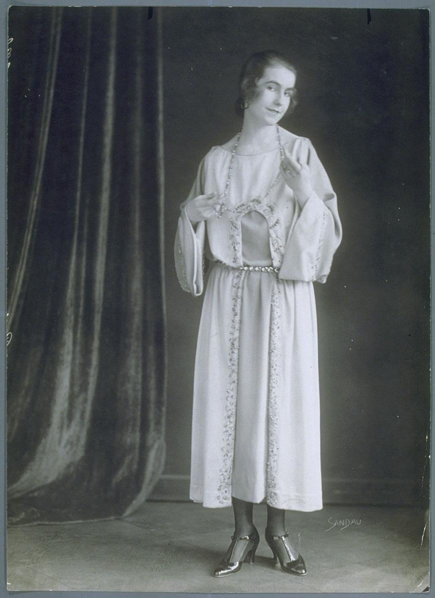 Anni Malowa in Kleid von Modellhaus Max Becker