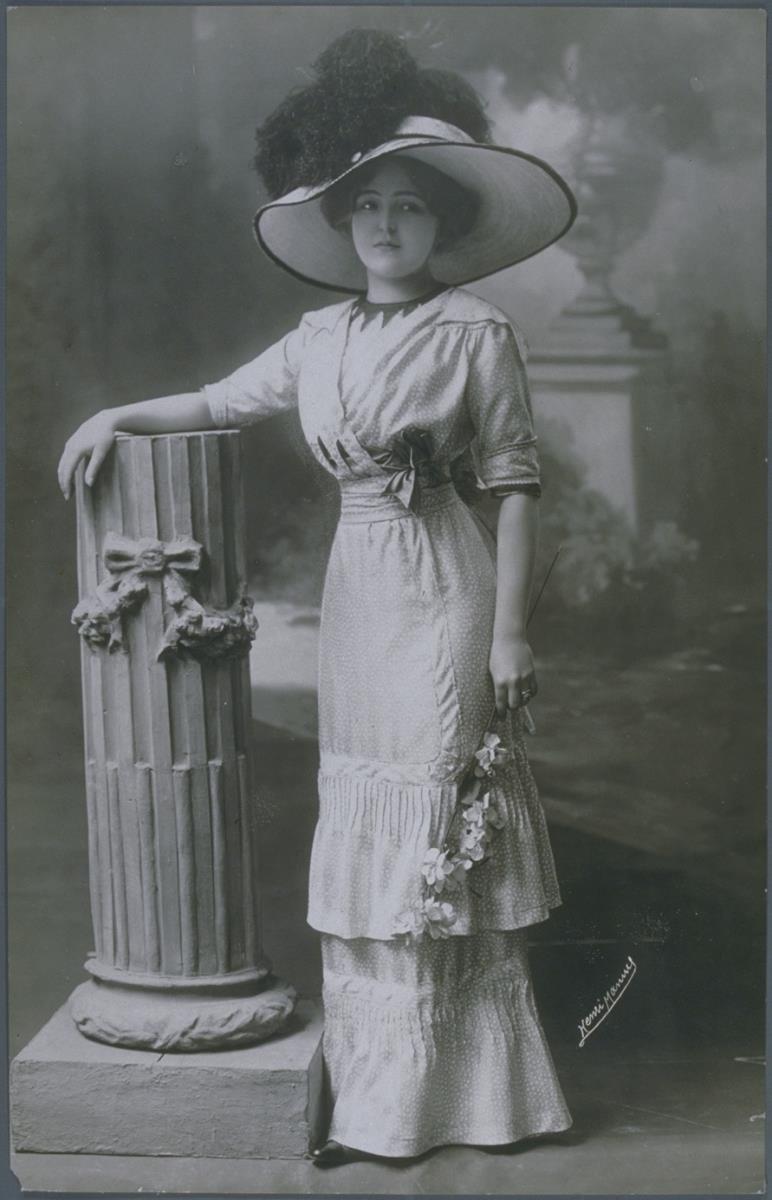 Frau in Kleid von Alice Blum