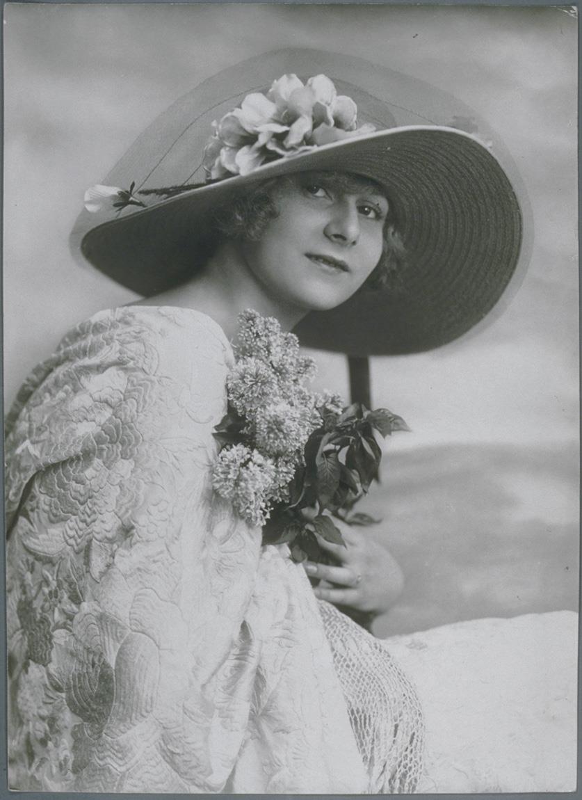 Herta Bibo mit Hut von Claire Golsch
