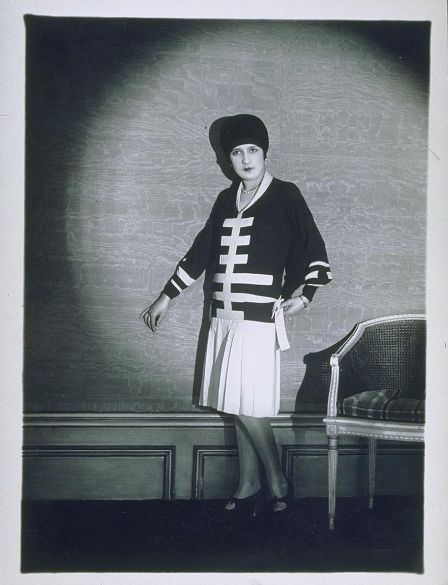 Frau in Kleid von Worth