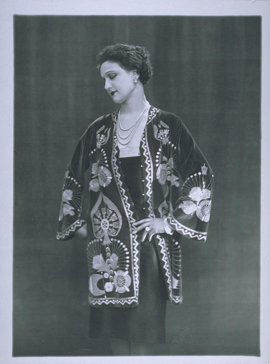 Mademoiselle Smolinska in Jacke von Saikow