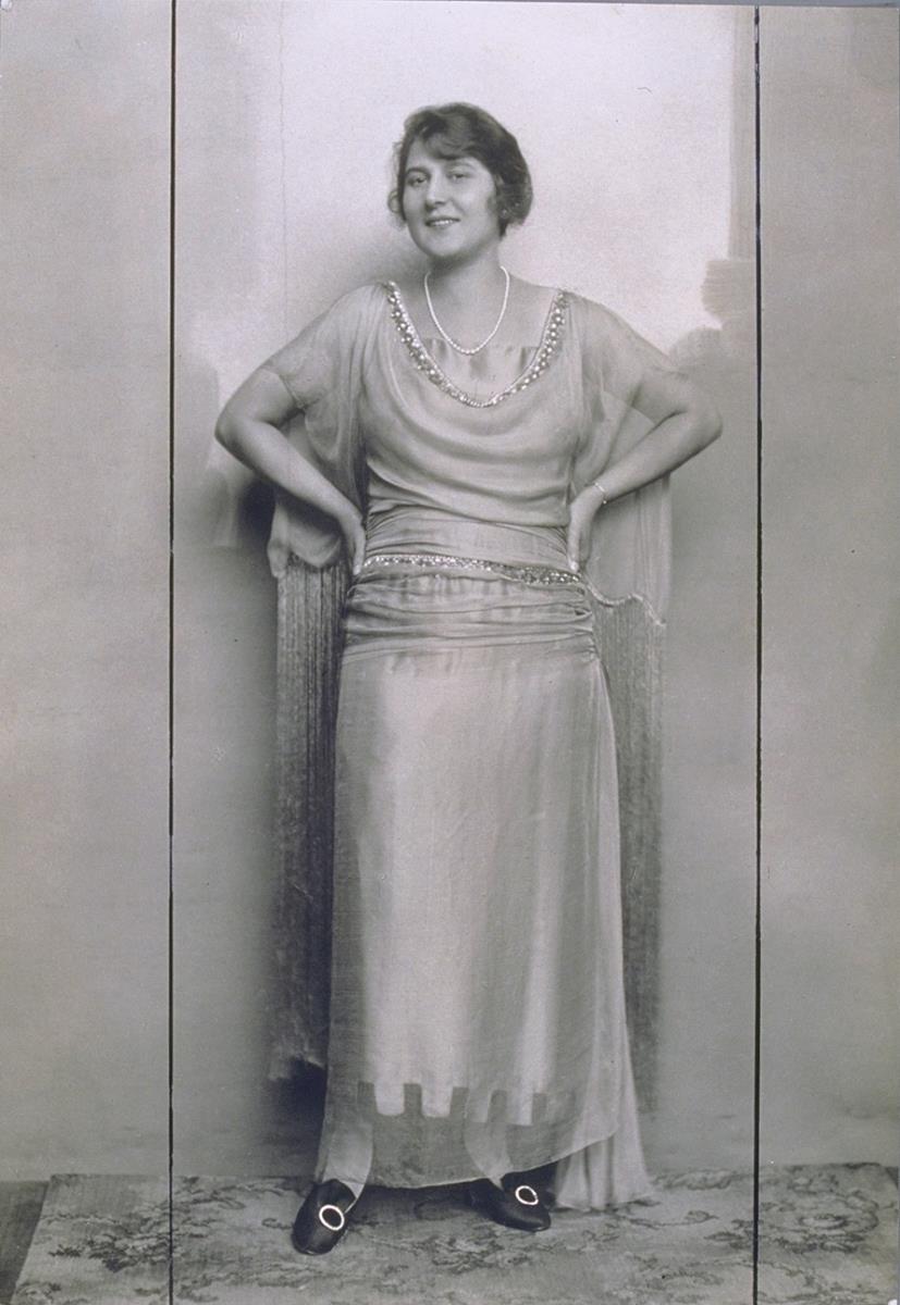 Betty Fischer in Kleid von C. Grünzweig