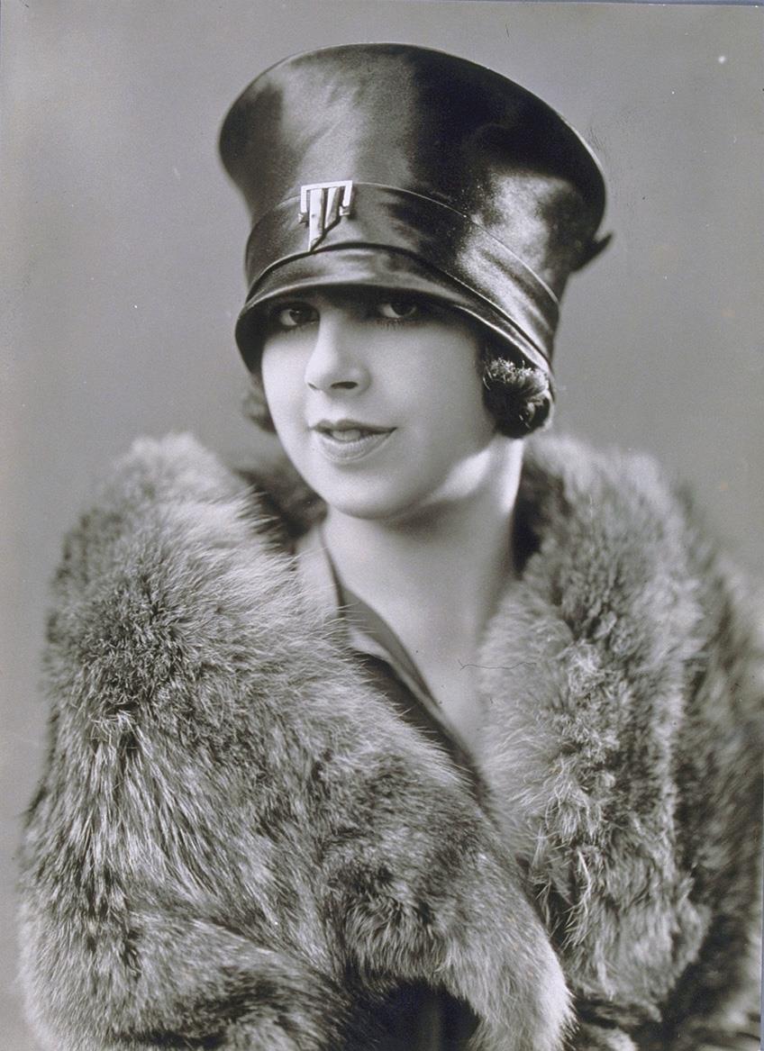 Frau mit Hut von Paula Schwarz