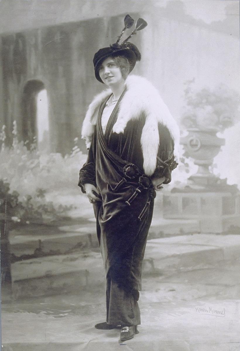 Frau in Mantel von Normand