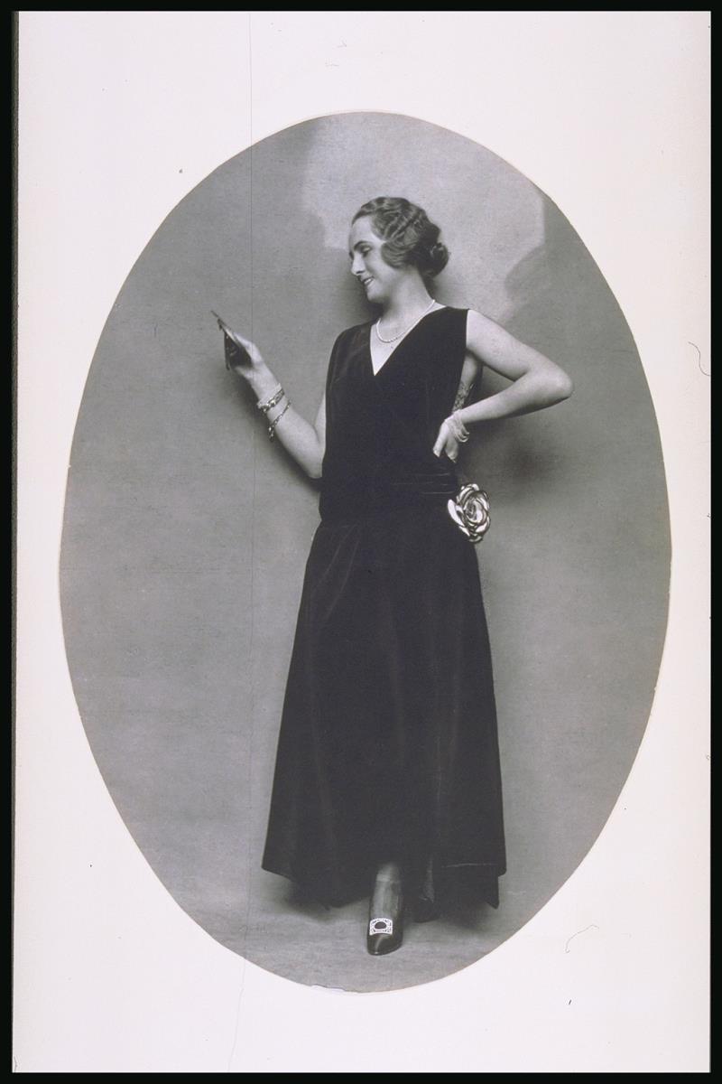 Paulette Grünzweig in Kleid von Grünzweig