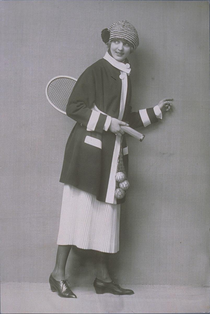 Irmgard Bern in Jacke und Rock von S. Adam