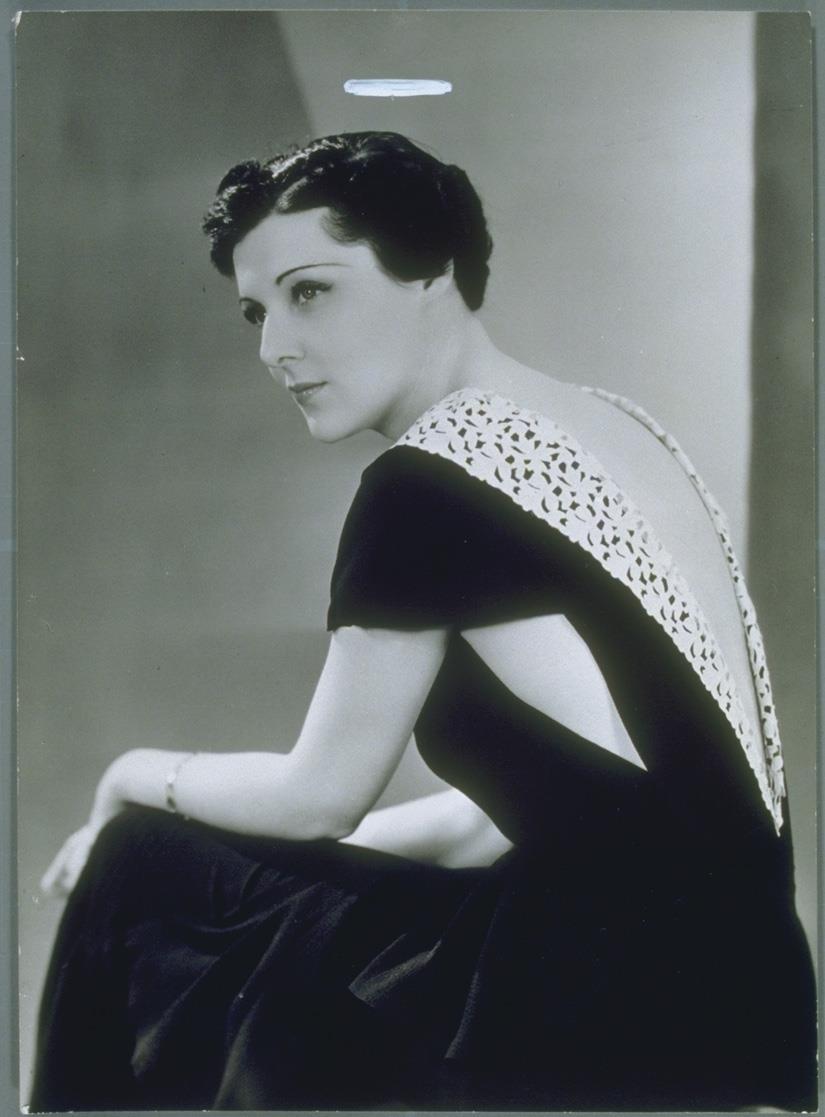 Frau in Kleid von Patou