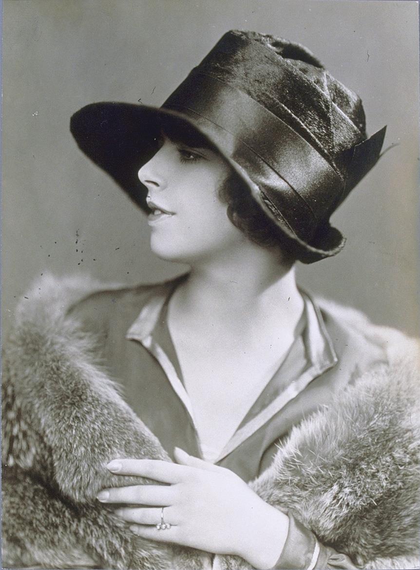 Frau mit Hut von Paula Schwarz