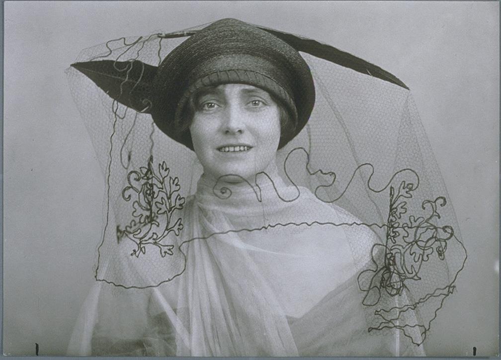 Martha Maria Newes mit Hut und Schleier von Arthur W. Frimt