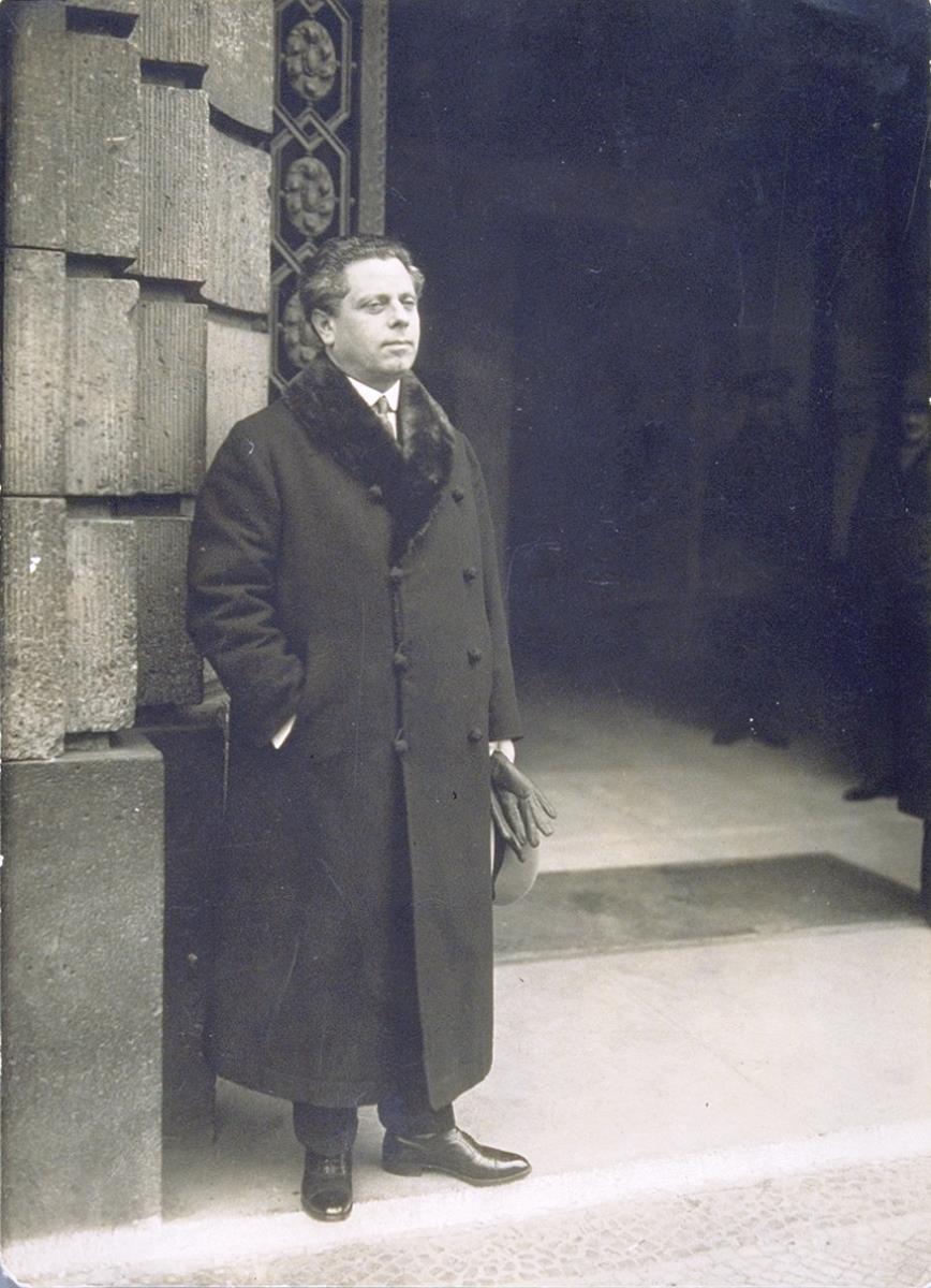 Max Reinhardt in Mantel