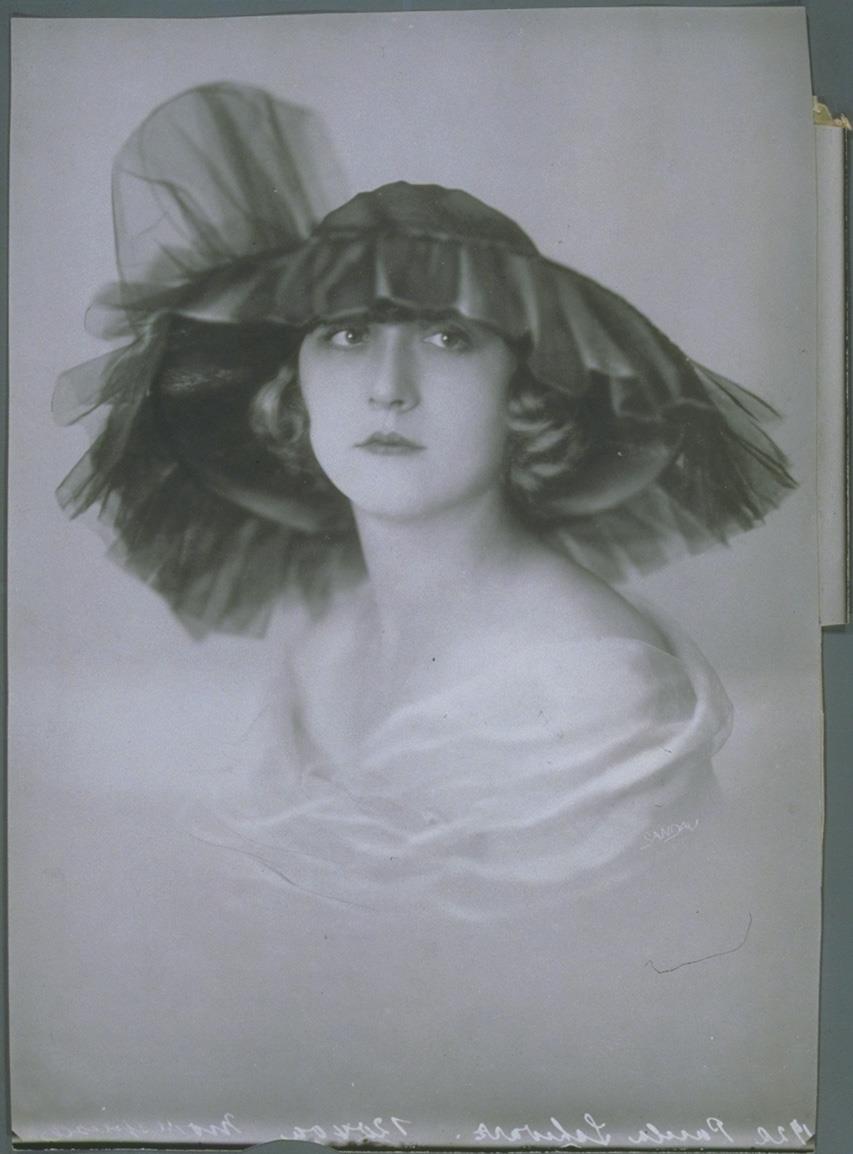 Frau mit Hut von Paula Schwarz