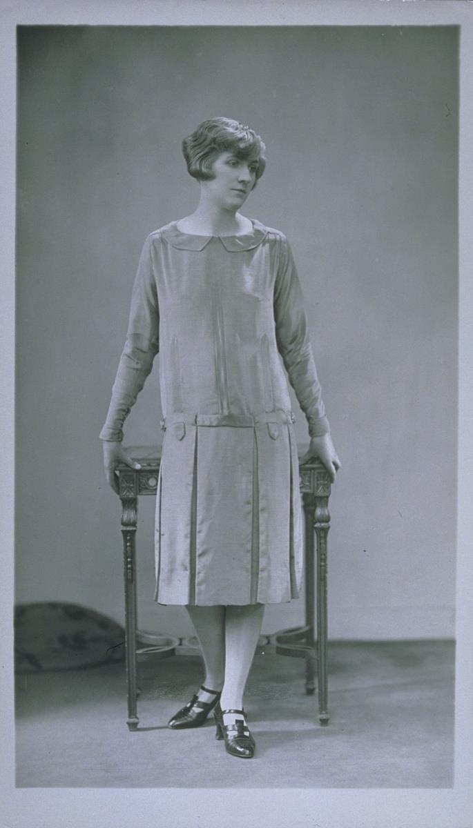 Frau in Kleid von Fairyland