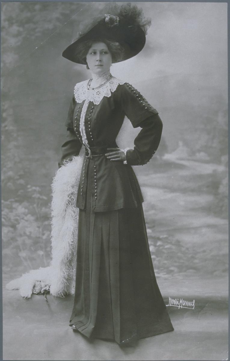 Frau in Kleid von Olivan Brevet