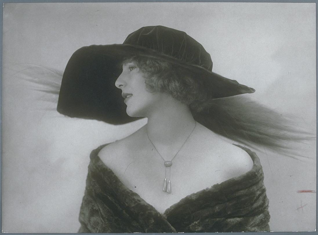 Karen Brandt mit Hut von Auguste Münzer