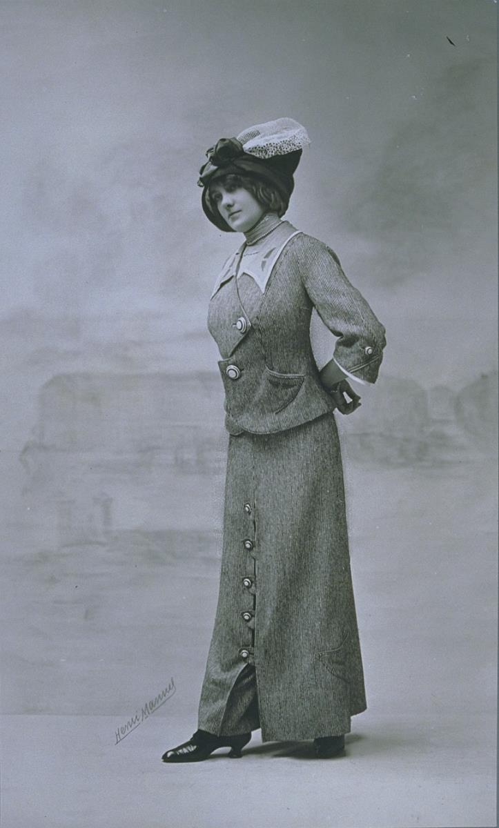 Frau in Ensemble von Martial et Armand