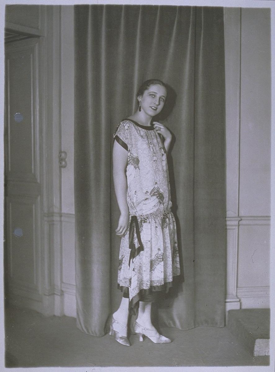 Frau in Kleid von Yteb