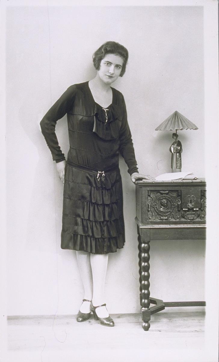 Frau in Kleid von Oliva