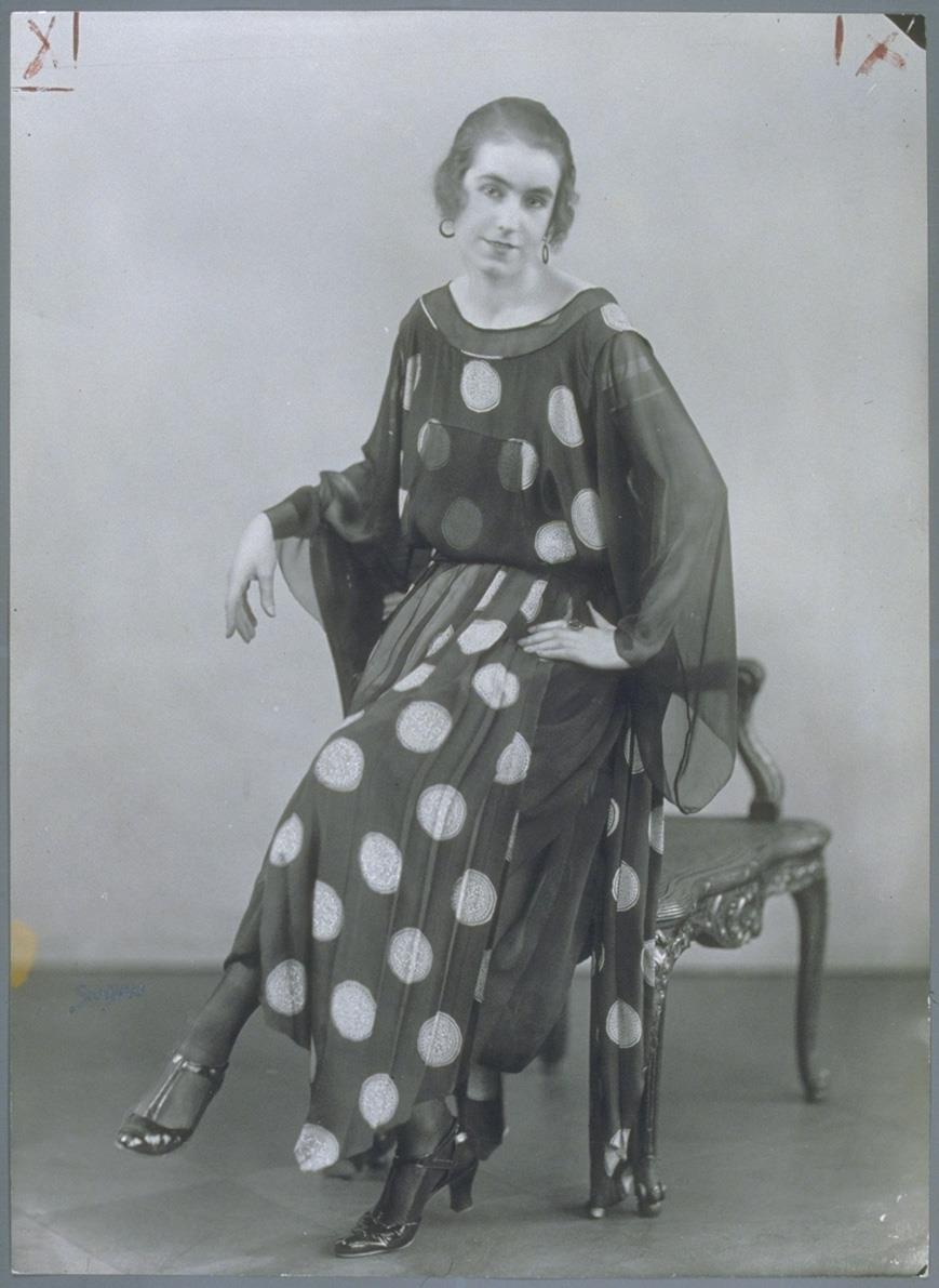 Anni Malowa in Kleid von Modellhaus Max Becker